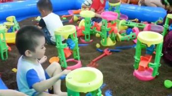 Phao hơi chơi xúc cát xanh